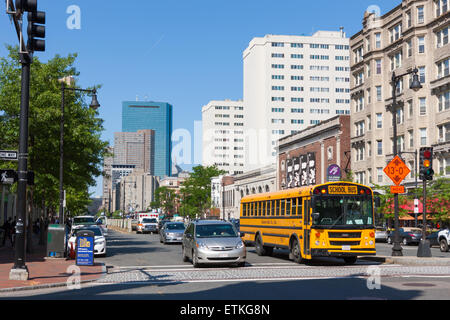 Vue en direction du centre-ville de Huntington Avenue à Boston, Massachusetts. Banque D'Images
