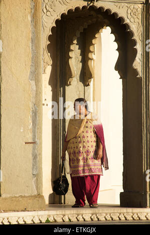 Femme indienne en sari en Palace, Udaipur, Rajasthan, Inde Banque D'Images