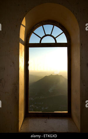 Vue à travers une fenêtre en arc dans la mousson Palace, Udaipur. Le Rajasthan, Inde Banque D'Images