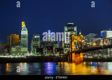 Le centre-ville de Cincinnati aperçu dans la nuit Banque D'Images