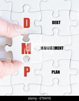 Main d'un homme d'affaires de remplir le puzzle avec la dernière pièce manquante.Concept image Sigle DMP comme plan de gestion de la dette Banque D'Images