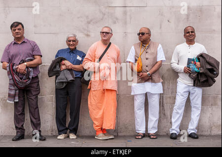 Londres, Royaume-Uni. 14 juin 2015. Les dévots de Krishna Hare prendre un repos à l'extérieur de la Galerie nationale, comme des milliers de personnes se sont rassemblées dans le centre de Londres pour célébrer le festival, Rathayatra char qui vient de Catherine Berdonneau Puri sur la côte est de l'Inde et remonte à plus de 2 000 ans. Les dévots hindous Hare Krishna et célébré sur un itinéraire de Hyde Park corner à Trafalgar Square. Crédit : Stephen Chung / Alamy Live News Banque D'Images