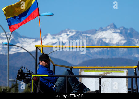 Santiago, Chili. 14 Juin, 2015. Un ventilateur de la Colombie est vu d'avance d'un match du groupe C entre la Colombie et le Venezuela dans la Copa America 2015 à Santiago, Chili, 14 juin, 2015. La Colombie a perdu le match 0-1. Credit : COLPRENSA/Xinhua/Alamy Live News Banque D'Images