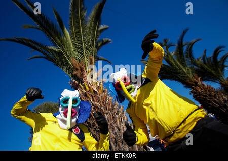 Santiago, Chili. 14 Juin, 2015. Fans de Colombie bravo pour l'équipe d'avance d'un match du groupe C entre la Colombie et le Venezuela dans la Copa America 2015 à Santiago, Chili, 14 juin, 2015. La Colombie a perdu le match 0-1. Credit : COLPRENSA/Xinhua/Alamy Live News Banque D'Images