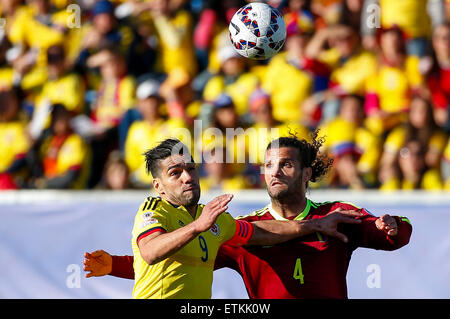 Santiago, Chili. 14 Juin, 2015. Radamel Falcao de Colombie (L) le dispute à l'Oswaldo Vizcarrondo durant leur match du groupe C de la Copa America en 2015 à Santiago, Chili, 14 juin, 2015. La Colombie a perdu le match 0-1. Credit : COLPRENSA/Xinhua/Alamy Live News Banque D'Images