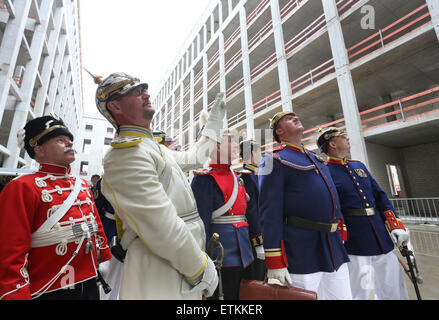 Berlin, Allemagne. 14 Juin, 2015. Les membres d'un club portent des uniformes de l'ancienne armée prussienne comme ils visitent le site de construction du palais de la ville de Berlin à Berlin, Allemagne, 14 juin 2015. Le site a été ouvert au public au cours de la 'Journée chantiers ouverts" pendant deux jours. PHOTO : STEPHANIE PILICK/dpa/Alamy Live News Banque D'Images