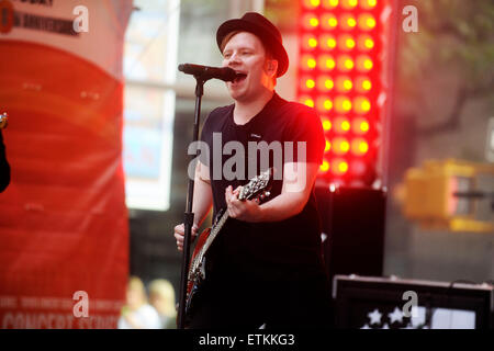 Patrick Stump de Fall Out Boy joue sur NBC's "Aujourd'hui" au Rockefeller Plaza le 12 juin 2015 à New York, New York Banque D'Images