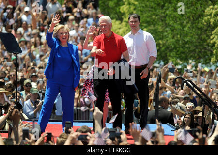 Le candidat démocrate Hillary Clinton se tient avec l'ancien Président Bill Clinton, leur fille Chelsea Clinton et son mari Marc Boucher après Hillary a officiellement lancé sa campagne présidentielle lors d'un rassemblement le 13 juin 2015 à New York City Banque D'Images