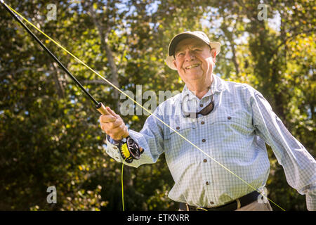 Lefty Kreh, American fly fisherman démontrant son les techniques de Linthicum, Maryland, USA Banque D'Images