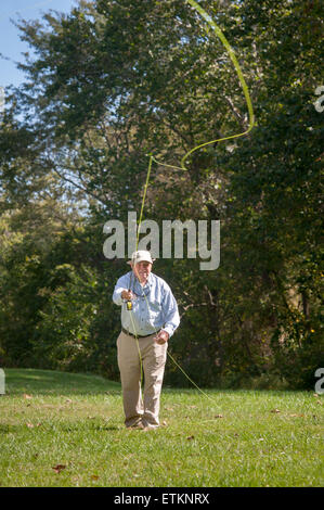 Lefty Kreh, American fly fisherman démontrant son les techniques de Linthicum, Maryland, USA Banque D'Images