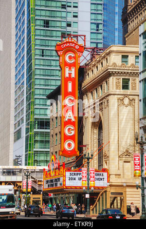 CHICAGO - 9 avril : Chicago Theater avec les gens sur le 09 avril 2014 à Chicago, IL. Banque D'Images