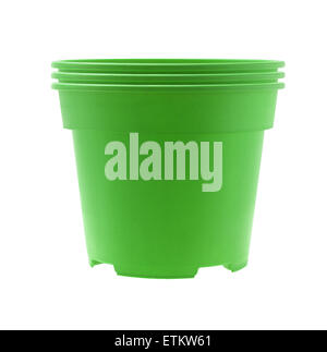 Pile de pots de fleurs en plastique vert sur fond blanc Banque D'Images