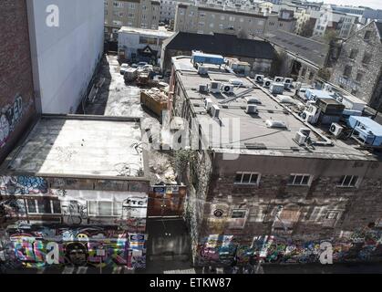 La démolition commence sur U2's et emblématiques du Moulin de renommée mondiale, y compris les fameux Studios Lane couvert de graffiti mur 'U2' à Dublin comprend : Windmill Lane Studios où : Dublin, Irlande Date : 10 Mar 2015 Source : WENN.com Banque D'Images