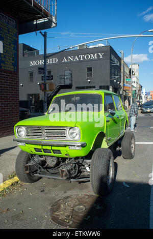 Jacked vert vif-up voiture à New York, New York, USA Banque D'Images