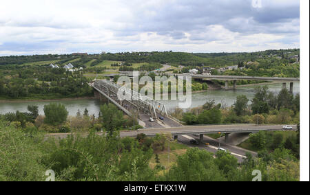 Edmonton. 14 Juin, 2015. Photo prise le 14 juin 2015 montre la vue le long de la rivière Saskatchewan Nord à Edmonton, Canada. Edmonton est l'une des 6 villes hôtes de la Coupe du Monde féminine de la FIFA, Canada 2015. © Qin Lang/Xinhua/Alamy Live News Banque D'Images