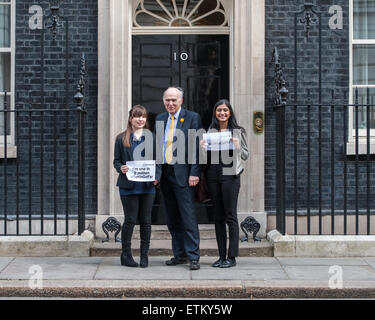 Vince Cable, Secrétaire d'État aux affaires, l'innovation et les compétences ainsi que les apprentis, Paige McConville (à gauche) et Pallavi Boppana. McConville et Boppana a fait une présentation au Cabinet dans le cadre de la Semaine de l'apprentissage. Avec : Paige McConvile (à gauche), Vince Cable et Pallavi Boppana Quand : 10 Mar 2015 Crédit : Peter Maclaine/WENN.com Banque D'Images