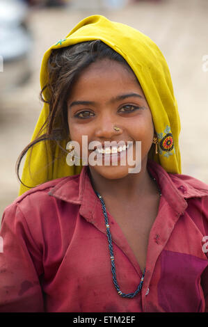 Portrait de jeune fille en vêtements colorés du Rajasthan, Jaisalmer, Rajasthan, India Banque D'Images