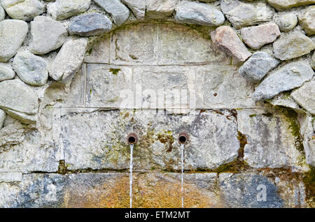 Gros plan du fontaine d'eau potable avec l'eau de source naturelle Banque D'Images