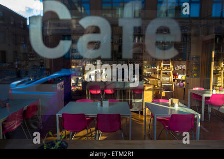 Manchester - Dale Street Café fenêtre. Café est fermé et les réflexions sont vus sur la fenêtre. Certains rayons du soleil. Banque D'Images