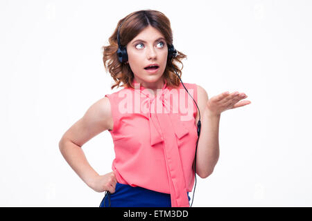Portrait de femme choqué de l'opérateur client isolé sur fond blanc Banque D'Images