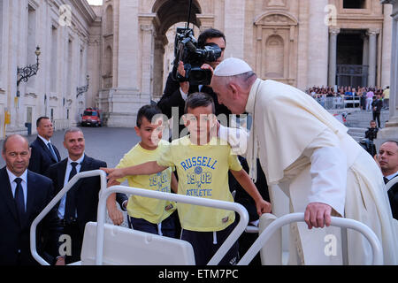 La cité du Vatican. 14 Juin, 2015. Le pape François, réunion au sujet de la famille du diocèse de Rome à la place Saint Pierre, le 14 juin 2015 Crédit : Realy Easy Star/Alamy Live News Banque D'Images