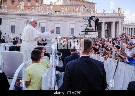 La cité du Vatican. 14 Juin, 2015. Le pape François, réunion au sujet de la famille du diocèse de Rome à la place Saint Pierre, le 14 juin 2015 Crédit : Realy Easy Star/Alamy Live News Banque D'Images