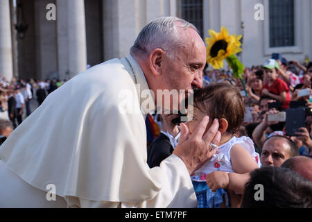 La cité du Vatican. 14 Juin, 2015. Le pape François, réunion au sujet de la famille du diocèse de Rome à la place Saint Pierre, le 14 juin 2015 Crédit : Realy Easy Star/Alamy Live News Banque D'Images