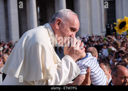 La cité du Vatican. 14 Juin, 2015. Le pape François, réunion au sujet de la famille du diocèse de Rome à la place Saint Pierre, le 14 juin 2015 Crédit : Realy Easy Star/Alamy Live News Banque D'Images