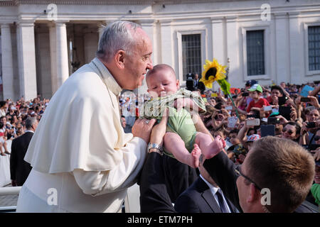 La cité du Vatican. 14 Juin, 2015. Le pape François, réunion au sujet de la famille du diocèse de Rome à la place Saint Pierre, le 14 juin 2015 Crédit : Realy Easy Star/Alamy Live News Banque D'Images