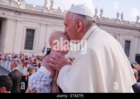 La cité du Vatican. 14 Juin, 2015. Le pape François, réunion au sujet de la famille du diocèse de Rome à la place Saint Pierre, le 14 juin 2015 Crédit : Realy Easy Star/Alamy Live News Banque D'Images