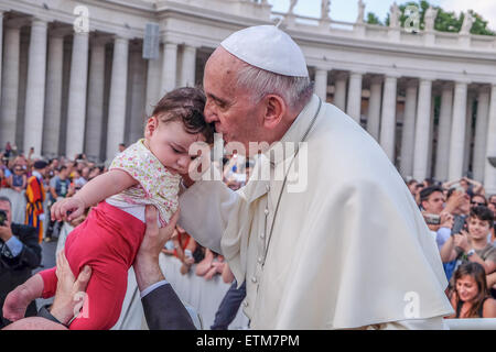 La cité du Vatican. 14 Juin, 2015. Le pape François, réunion au sujet de la famille du diocèse de Rome à la place Saint Pierre, le 14 juin 2015 Crédit : Realy Easy Star/Alamy Live News Banque D'Images