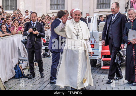 La cité du Vatican. 14 Juin, 2015. Le pape François, réunion au sujet de la famille du diocèse de Rome à la place Saint Pierre, le 14 juin 2015 Crédit : Realy Easy Star/Alamy Live News Banque D'Images