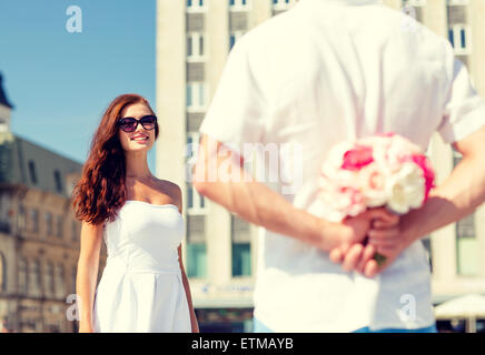 Smiling couple in city Banque D'Images