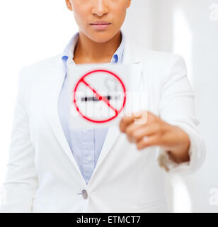 Femme africaine avec restriction no smoking sign Banque D'Images