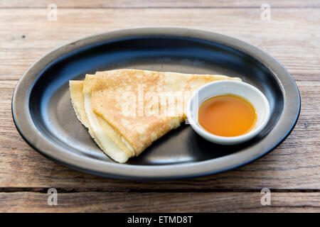 Close up of pancakes et du miel ou de la confiture sur la plaque Banque D'Images