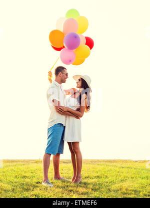 Smiling couple avec des ballons d'air extérieur Banque D'Images