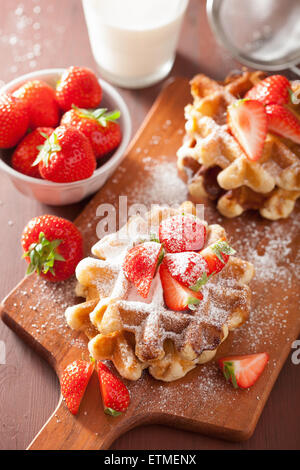 Gaufres Belges de sucre glace et de fraise Banque D'Images