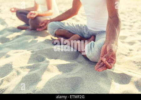 Close up of couple faisant les exercices de yoga en plein air Banque D'Images