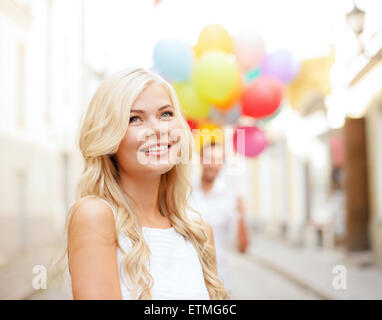 Couple avec ballons colorés Banque D'Images