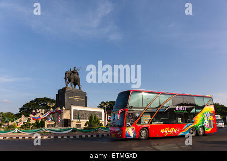 Le Roi Rama I Monument, l'éléphant, le bus rouge dans le rond-point, Buri Ram, Buriram Province, Isan, l'Isaan, Thaïlande Banque D'Images