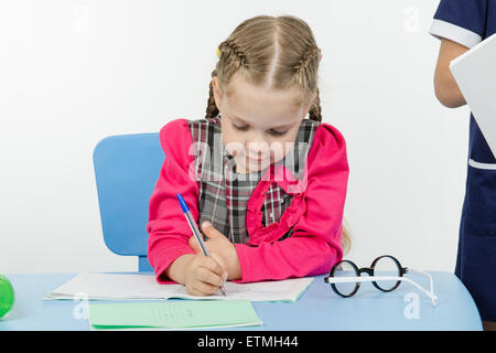 Deux filles jouent l'enseignant et l'élève de l'école Banque D'Images