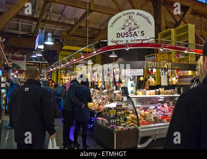 Dussa's deli et fromages au marché public de Granville Island. Vancouver (Colombie-Britannique) Canada. Les gens le shopping, la nourriture fraîche. Banque D'Images