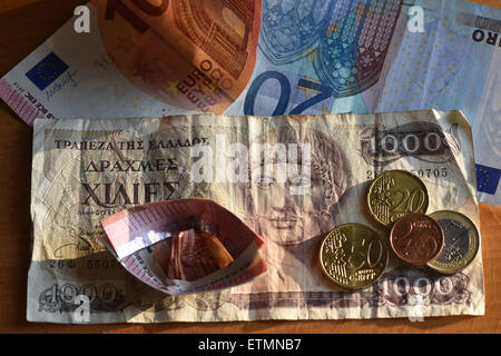 Berlin, Allemagne. 14 Juin, 2015. ILLUSTRATION - les pièces en euros, l'introduction des billets et une drachme 1000 bill sont vus à Berlin, Allemagne, 14 juin 2015. Photo : Jens Kalaene/dpa/Alamy Live News Banque D'Images