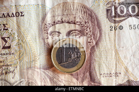 Berlin, Allemagne. 14 Juin, 2015. ILLUSTRATION - une pièce en euros couvre le visage du Dieu grec Apollon sur une drachme de loi 1000 à Berlin, Allemagne, 14 juin 2015. Photo : Jens Kalaene/dpa/Alamy Live News Banque D'Images