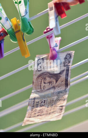 Berlin, Allemagne. 14 Juin, 2015. ILLUSTRATION - 1000 une drachme de loi est suspendu à une corde à linge à Berlin, Allemagne, 14 juin 2015. Photo : Jens Kalaene/dpa/Alamy Live News Banque D'Images