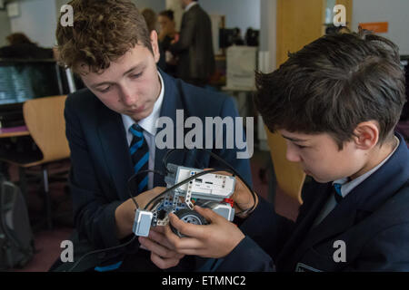 Le Centre d'apprentissage de la ville de Camden, Londres, 15 juin 2015. Le maire de Londres Boris Johnson rejoint les futurs entrepreneurs à Camden City Learning Centre pour lancer la semaine à Londres et au lancement d'un moyeu en ligne dédié pour la capitale, du quartier d'industrie de la technologie. Sur la photo : Les élèves examinent l'un des robots Lego qu'ils programment. Crédit : Paul Davey/Alamy Live News Banque D'Images