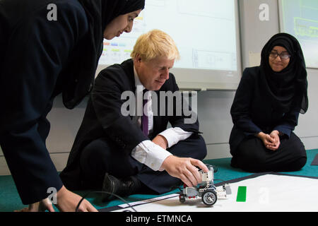 Le Centre d'apprentissage de la ville de Camden, Londres, 15 juin 2015. Le maire de Londres Boris Johnson rejoint les futurs entrepreneurs à Camden City Learning Centre pour lancer la semaine à Londres et au lancement d'un moyeu en ligne dédié pour la capitale, du quartier d'industrie de la technologie. Sur la photo : le maire observe alors que les étudiants manifestent les robots qu'ils ont appris. Crédit : Paul Davey/Alamy Live News Banque D'Images