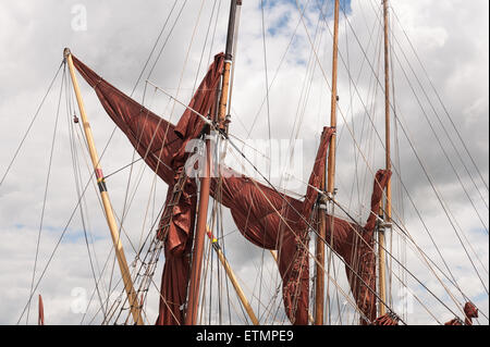 Enveloppé de voiles ocre rouge typique de la vieille Thames barges à voile prêt à être utilisé lors de la configuration de la voile Banque D'Images