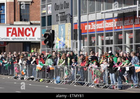 La foule en attente de la précession à Birmingham's parade de la St Patrick Banque D'Images