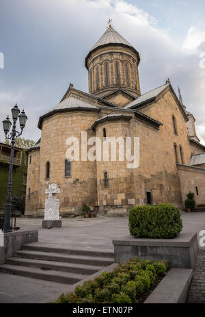 La Cathédrale Sioni orthodoxe de la Dormition à l'historique Sionis Kucha Sioni (rue) à Tbilissi, capitale de la Géorgie Banque D'Images